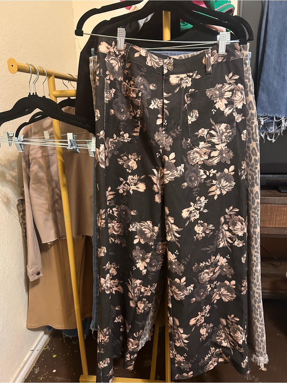 Entro Floral Wide-Leg Pants in Black and Blush